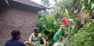 Personel Polsek Ngargoyoso Bersama Warga Gotong Royong Tangani Longsor di Desa Nglegok