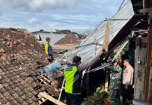 Polri untuk Masyarakat, Polsek Karangpandan Gelar Kurve Pemulihan Pascabencana Puting Beliung