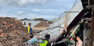 Polri untuk Masyarakat, Polsek Karangpandan Gelar Kurve Pemulihan Pascabencana Puting Beliung