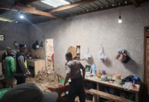 Polsek Jatiyoso Bersama Warga Laksanakan Evakuasi Pasca Tanah Longsor di Dusun Ngrigo