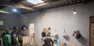 Polsek Jatiyoso Bersama Warga Laksanakan Evakuasi Pasca Tanah Longsor di Dusun Ngrigo