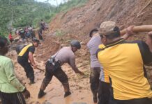 Kerja Bakti Bersihkan Material Longsor Polres Karanganyar bersama Warga, Akses Antar-Dusun di Kedawung Kembali Terbuka