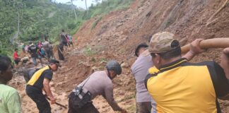 Kerja Bakti Bersihkan Material Longsor Polres Karanganyar bersama Warga, Akses Antar-Dusun di Kedawung Kembali Terbuka