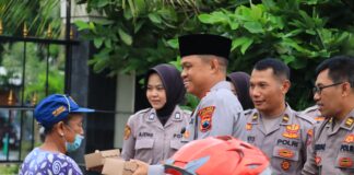 Hangatnya Ramadan di Depan Mako Polres Karanganyar: Kapolres Berbagi Takjil untuk Masyarakat