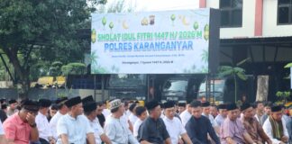 Lebaran Bareng Polisi, Warga Ikut Sholat Ied hingga Halal Bihalal di Polres Karanganyar