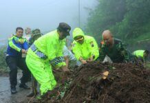 Kapolres Karanganyar Turun Langsung Tangani Longsor di Tawangmangu, Jalan Tawangmangu–Magetan Kembali Terbuka