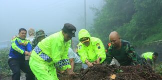 Kapolres Karanganyar Turun Langsung Tangani Longsor di Tawangmangu, Jalan Tawangmangu–Magetan Kembali Terbuka