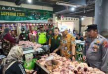 Jelang Lebaran, Polsek Tawangmangu Turun ke Pasar Pastikan Harga Sembako Tetap Stabil