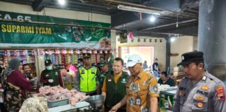 Jelang Lebaran, Polsek Tawangmangu Turun ke Pasar Pastikan Harga Sembako Tetap Stabil