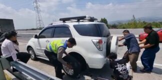 Kendaraan Pemudik Mogok di Perjalanan, Polda Jateng Sigap Beri Bantuan