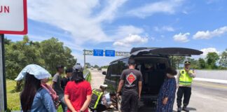 Polisi Sigap Bantu Pemudik Pecah Ban di Tol, Perjalanan Kembali Aman