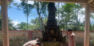 Polsek Jenawi Sterilisasi Sejumlah Pura, Pastikan Ibadah Nyepi Berjalan Aman dan Khidmat