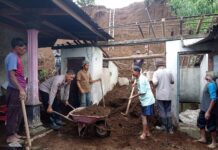 Rumah Warga Tertimpa Longsor, Polisi dan Warga Ngargoyoso Gotong Royong Evakuasi
