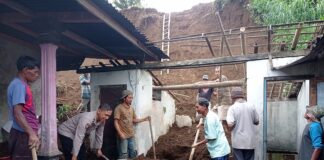 Rumah Warga Tertimpa Longsor, Polisi dan Warga Ngargoyoso Gotong Royong Evakuasi