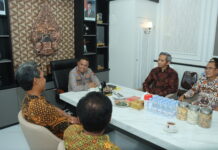 Perkuat Sinergi Jelang Paskah, Kapolres Karanganyar Silaturahmi dengan Romo dan Pengurus Gereja Santo Pius X