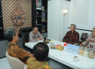 Perkuat Sinergi Jelang Paskah, Kapolres Karanganyar Silaturahmi dengan Romo dan Pengurus Gereja Santo Pius X