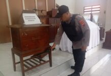 Sterilisasi Gereja Jelang Paskah, Polres Karanganyar Pastikan Umat Beribadah dengan Aman dan Tenang di Kerjo