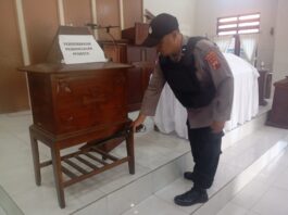 Sterilisasi Gereja Jelang Paskah, Polres Karanganyar Pastikan Umat Beribadah dengan Aman dan Tenang di Kerjo