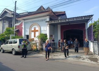 Polres Karanganyar Amankan Ibadah Jumat Agung, Pastikan Umat Beribadah dengan Khusyuk dan Damai